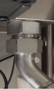 There-is-oil-leakage-in-the-pipelines-and-joints-of-the-oil-system