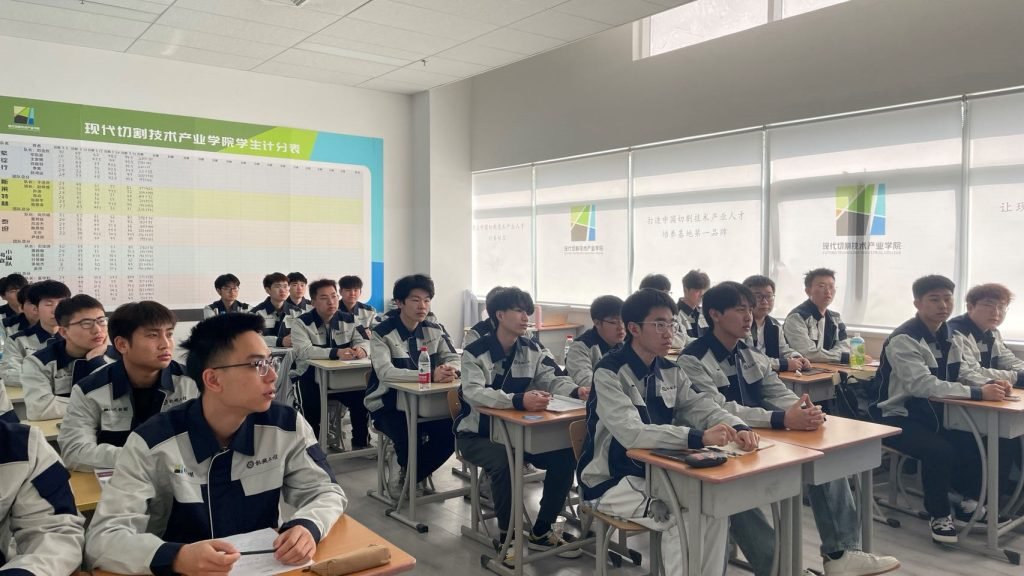 Cutting Industry Talent Training under University-Enterprise Cooperation