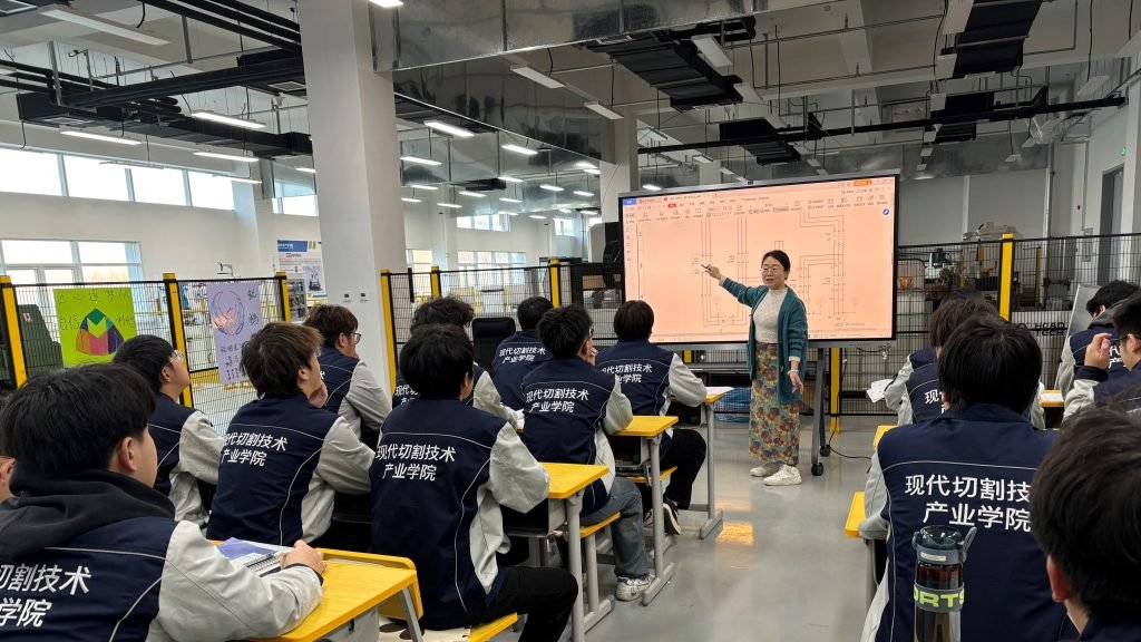 Cutting Industry Talent Training under University-Enterprise Cooperation